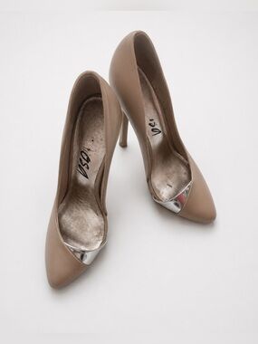 Sam edelman Nude Pointed Toe Stiletto Heels Silver Cap Toe Pumps 7M Minimalist